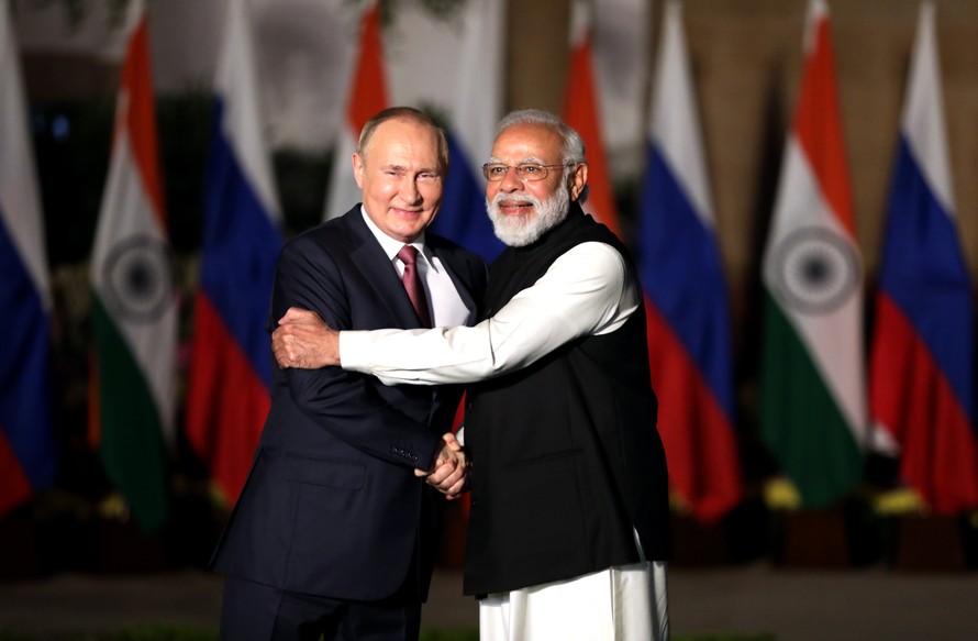 Tổng thống Nga Vladimir Putin (phải) và Thủ tướng Ấn Độ Narendra Modi.
