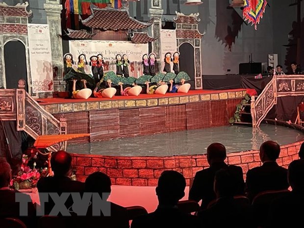 Một tiết mục nghệ thuật trong Đêm di sản văn hóa Việt Nam giới thiệu tới các đại sứ UNESCO. Ảnh: Nguyễn Thu Hà/TTXVN.