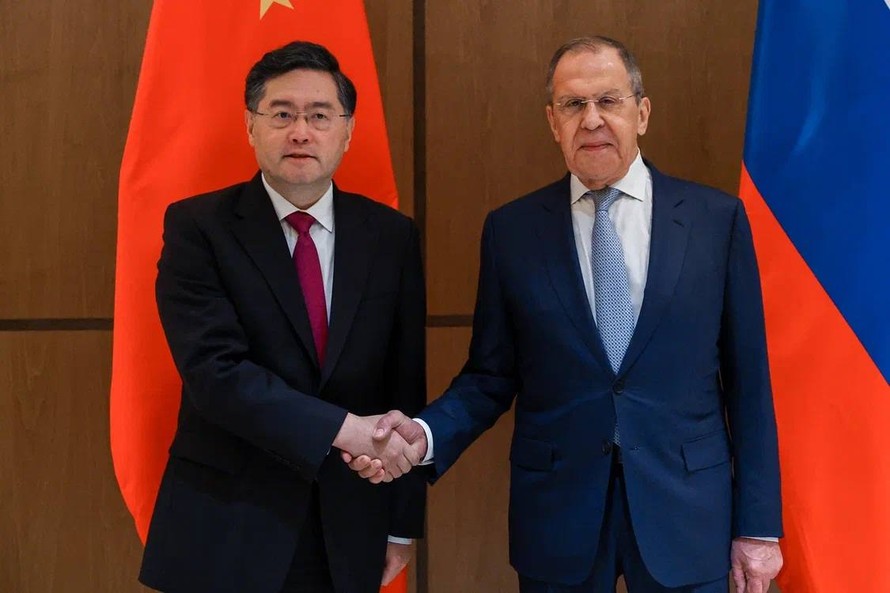 Ngoại trưởng Trung Quốc Tần Cương và người đồng cấp Nga Sergei Lavrov.