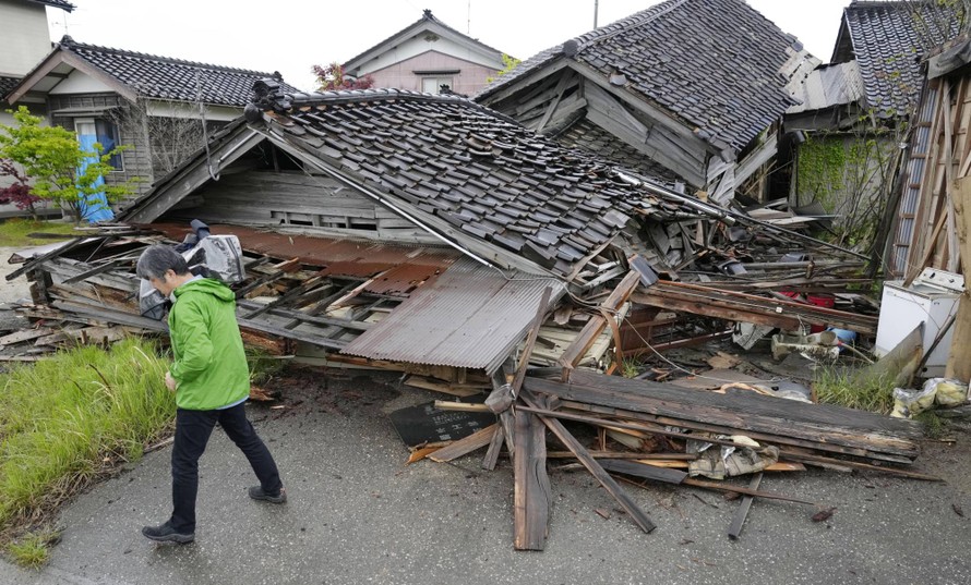 Căn nhà bị sập do động đất ở thành phố Suzu, tỉnh Ishikawa (Nhật Bản) ngày 6/5/2023. Ảnh: Japan Times.