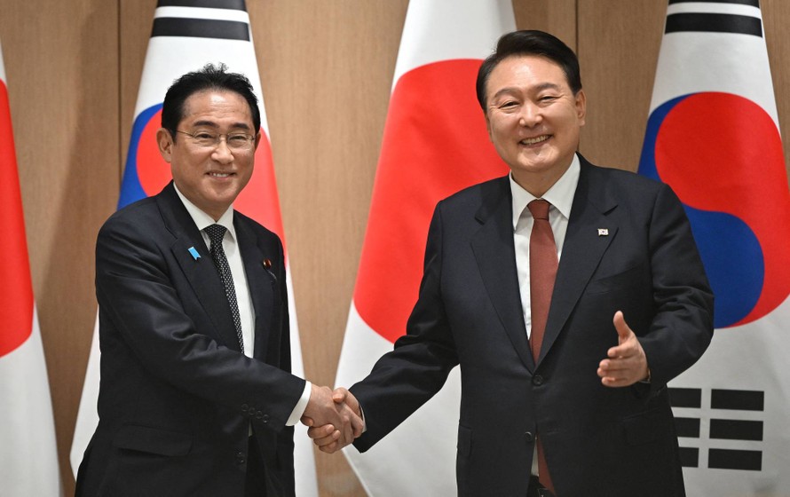 Tổng thống Hàn Quốc Yoon Suk Yeol (phải) và Thủ tướng Nhật Bản Fumio Kishida (trái) tại cuộc hội đàm ở Seoul, Hàn Quốc, ngày 7/5/2023. Ảnh: Japan Times.