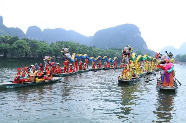 Lễ hội Tràng An thu hút đông đảo du khách.