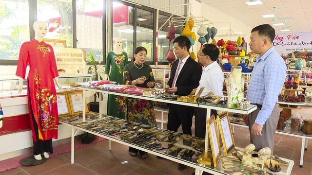 Một điểm giới thiệu và bán sản phẩm tại làng nghề của huyện Thường Tín, Hà Nội.