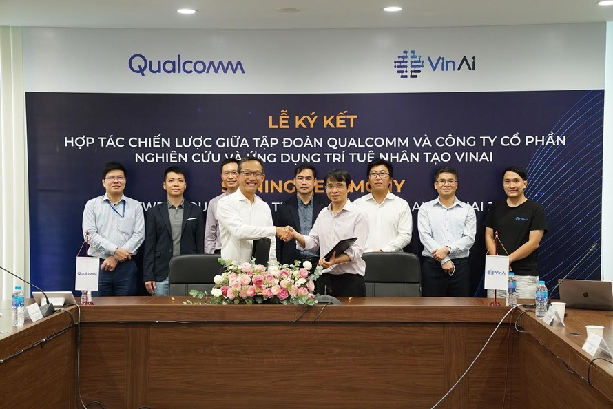 Lễ ký kết hợp tác giữa VinAI và Qualcomm.