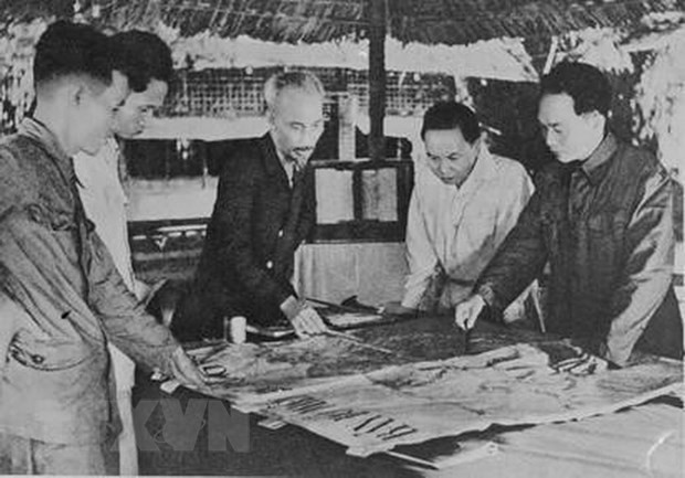 Ngày 6/12/1953, Bộ Chính trị tổ chức cuộc họp để nghe Tổng Quân ủy báo cáo và duyệt lần cuối kế hoạch tác chiến Đông-Xuân 1953-1954, đồng thời quyết định mở Chiến dịch Điện Biên phủ với quyết tâm tiêu diệt bằng được tập đoàn cứ điểm này. Ảnh: Tư liệu.