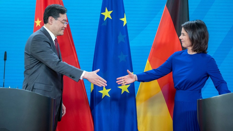 Ngoại trưởng Đức Annalena Baerbock và Bộ trưởng Ngoại giao Trung Quốc Tần Cương. Ảnh: Reuters.