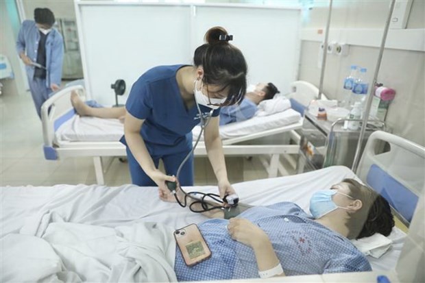 Điều dưỡng chăm sóc bệnh nhân tại Bệnh viện Thanh Nhàn. Ảnh: Minh Quyết/TTXVN.