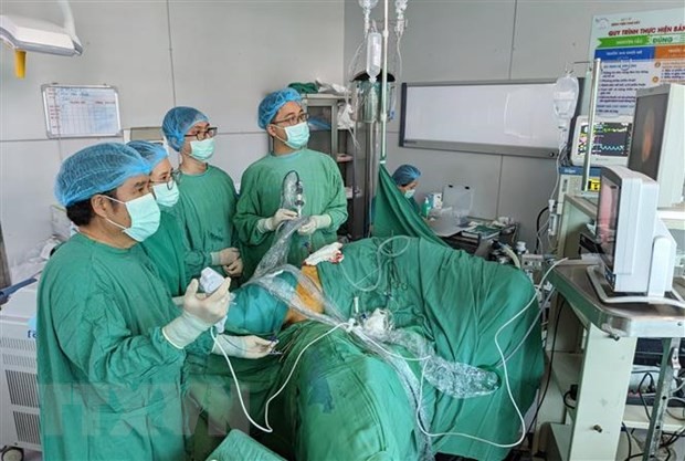 Các bác sỹ Bệnh viện Chợ Rẫy thực hiện phẫu thuật nội soi cho bệnh nhân. Ảnh: TTXVN.