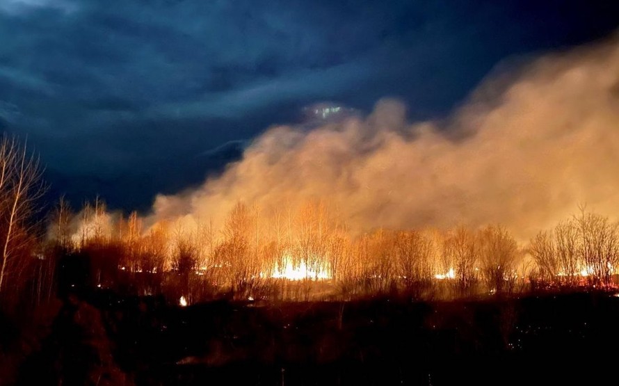 Canada mong mưa "hạ nhiệt" nhằm kiểm soát cháy rừng
