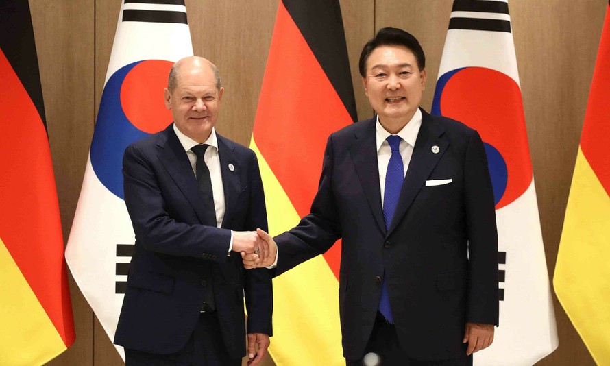 Thủ tướng Đức Olaf Scholz (trái) và Tổng thống Hàn Quốc Yoon Suk Yeol tại cuộc gặp ở Seoul ngày 21/5/2023. Ảnh: Dawn.