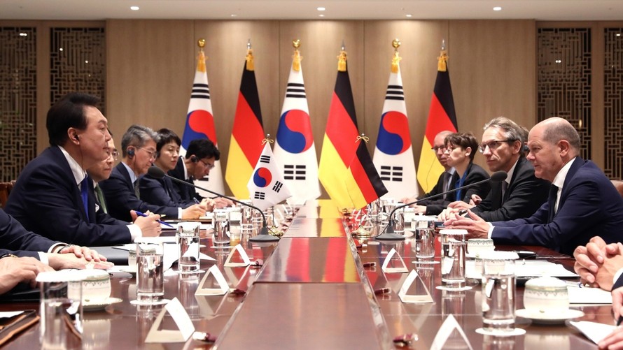 Các nhà lãnh đạo Hàn Quốc và Đức hội đàm ở Seoul. Ảnh: AP.