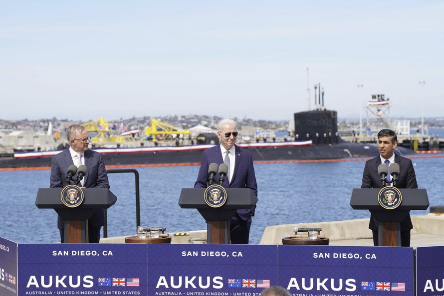 Thủ tướng Australia Anthony Albanese, Tổng thống Mỹ Joe Biden, Thủ tướng Anh Rishi Sunak công bố thỏa thuận mua tàu ngầm hôm 13/3. Ảnh: Le Progrès.