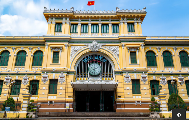 Mặt tiền Bưu điện Thành phố Hồ Chí Minh.