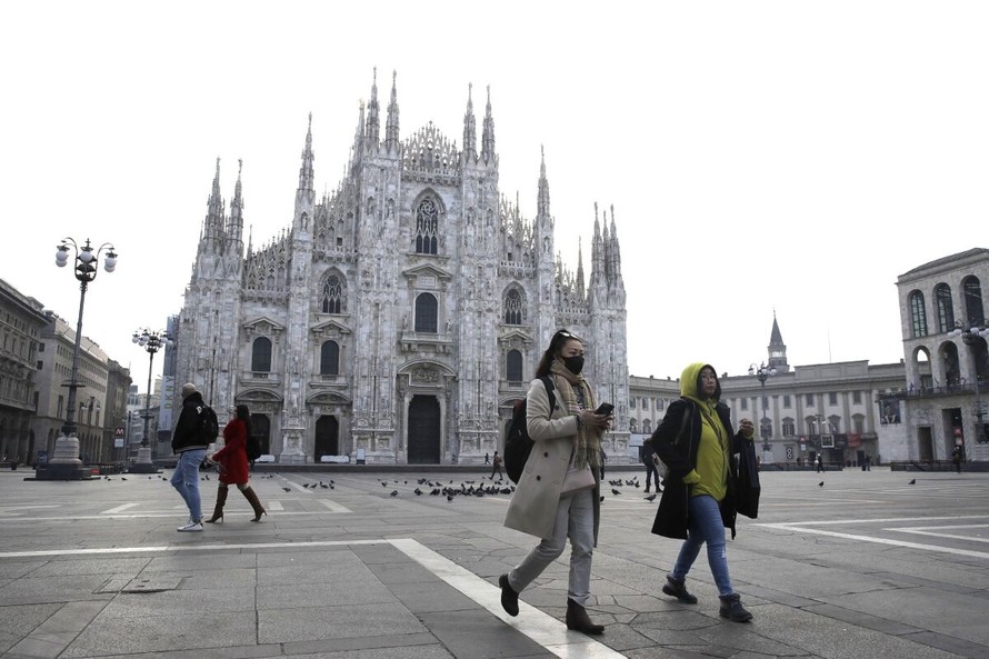 Người dân tại quảng trường Del Duomo ở Milan, Italy. Ảnh: LAT.
