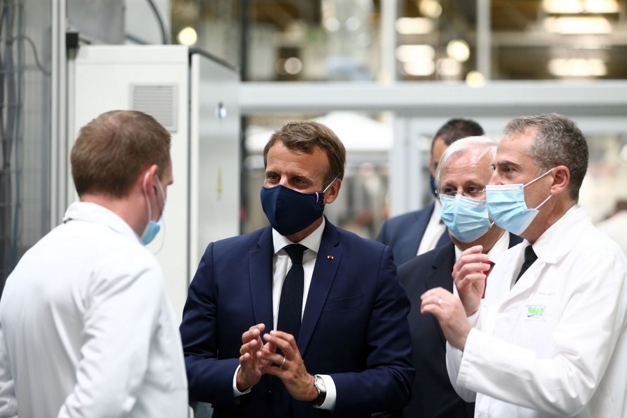 Tổng thống Pháp Emmanuel Macron thăm một nhà máy sản xuất dược phẩm.