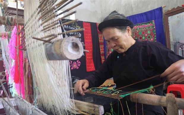 Nghệ nhân Nông Thị Thược luôn đau đáu nỗi niềm gìn giữ và phát huy nghề dệt thổ cẩm truyền thống ở Luống Nọi. Ảnh: Chu Hiệu/TTXVN.