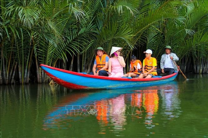 Chèo ghe chở du khách tham quan rừng dừa nước Tịnh Khê, thành phố Quảng Ngãi.