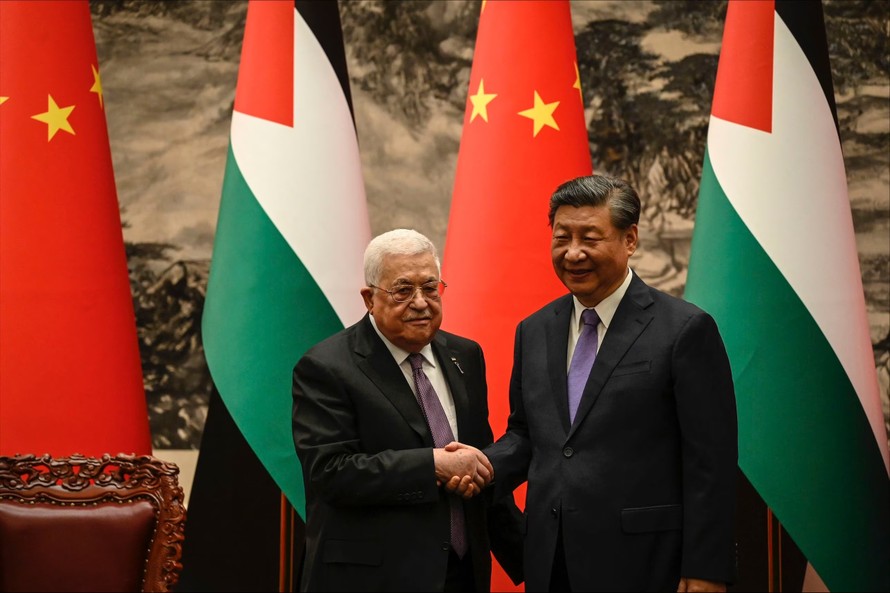 Chủ tịch Trung Quốc Tập Cận Bình và Tổng thống Palestine Mahmoud Abbas. Ảnh: AP.