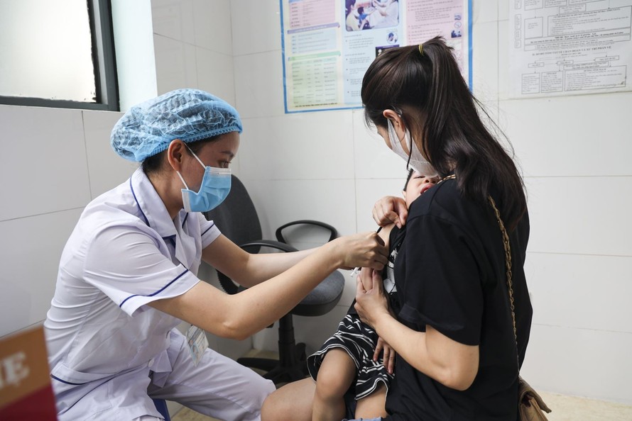 Tiêm vaccine cho trẻ phòng các bệnh truyền nhiễm nguy hiểm. Ảnh: Lê Phú/TTXVN.