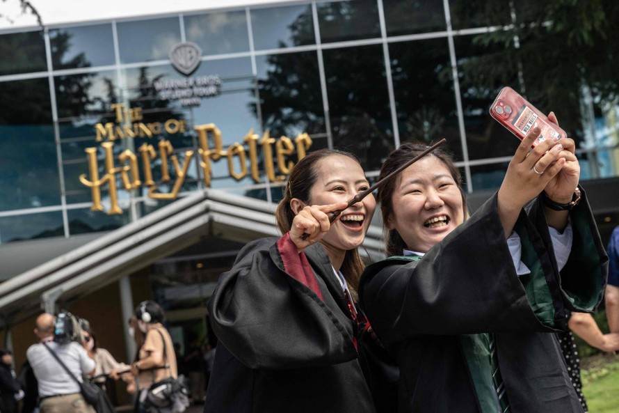 Khách tham quan tại công viên chủ đề Harry Potter ở Tokyo, Nhật Bản. Ảnh: Japan Times.
