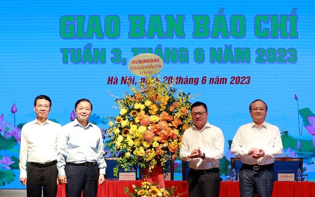 Phó Thủ tướng Trần Hồng Hà chúc mừng các cơ quan báo chí nhân Ngày Báo chí Cách mạng Việt Nam. ảnh: VGP.