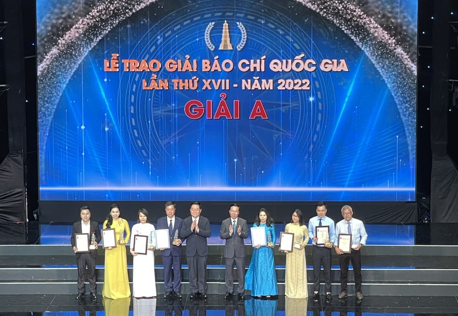 Chủ tịch nước Võ Văn Thưởng và Trưởng ban Tuyên giáo Trung ương Nguyễn Trọng Nghĩa trao thưởng cho các tác giả đạt Giải A.