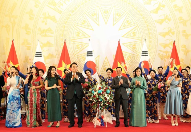 Chủ tịch nước Võ Văn Thưởng và phu nhân cùng Tổng thống Đại Hàn Dân Quốc Yoon Suk Yeol và Phu nhân tặng hoa cho các nghệ sỹ. Ảnh: Thống Nhất/TTXVN.