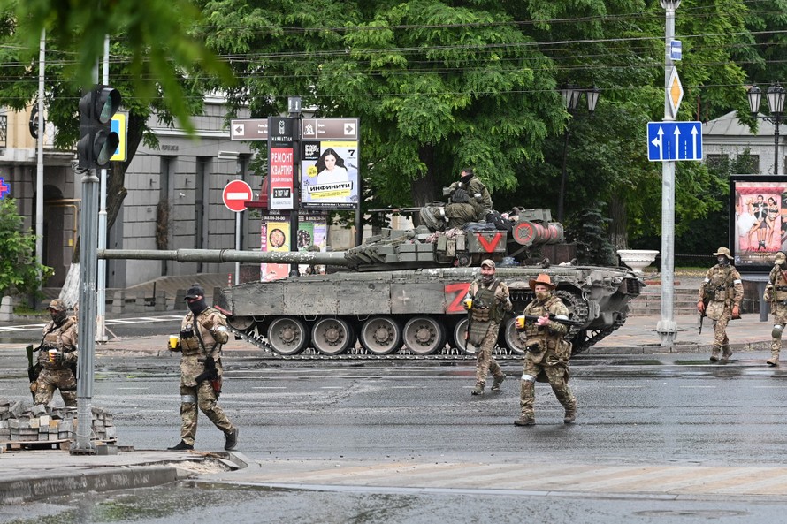 Các tay súng Wagner đứng gác trên một con phố gần sở chỉ huy Quân khu phía Nam ở thành phố Rostov-on-Don ngày 24/6. Ảnh: ABC.
