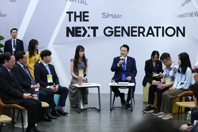 Tổng thống Yoon Suk Yeol đã tham gia đối thoại với khoảng 50 nhân tài kỹ thuật số Việt Nam, Hàn Quốc - Ảnh: VGP/Quang Thương.