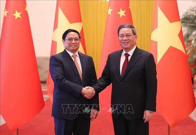 Thủ tướng Trung Quốc Lý Cường đón Thủ tướng Phạm Minh Chính. Ảnh: Dương Giang/TTXVN.