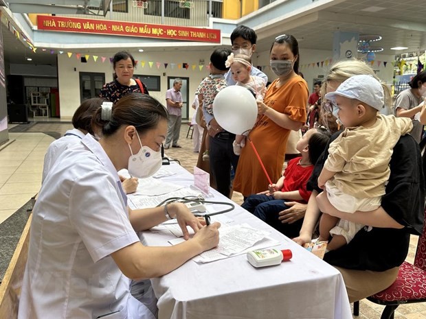 Nhân viên y tế khám, theo dõi sức khỏe cho trẻ em. Ảnh: Thùy Giang/TTXVN.