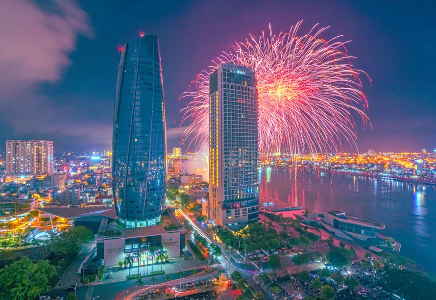 Khách sạn Novotel là một trong những điểm xem pháo hoa đẹp nhất tại Đà Nẵng.