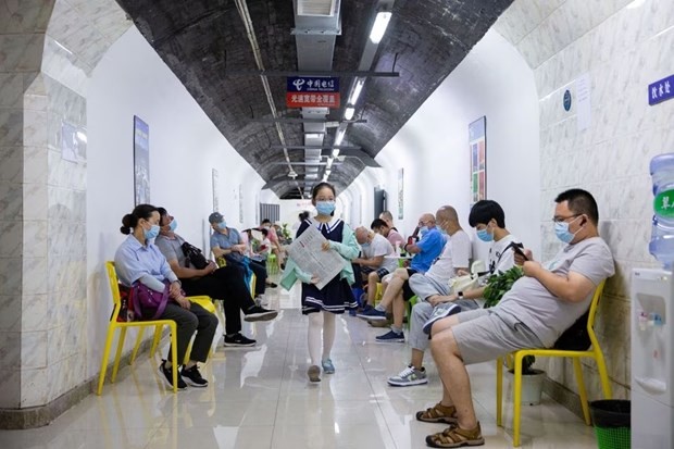 Người dân Trung Quốc xuống hầm trú ẩn để tránh nắng nóng gay gắt.