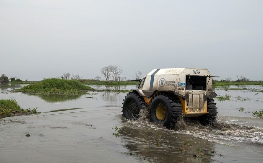 Xe địa hình của WFP được lái qua nước lũ ở Twic East. Ảnh: Reuters.