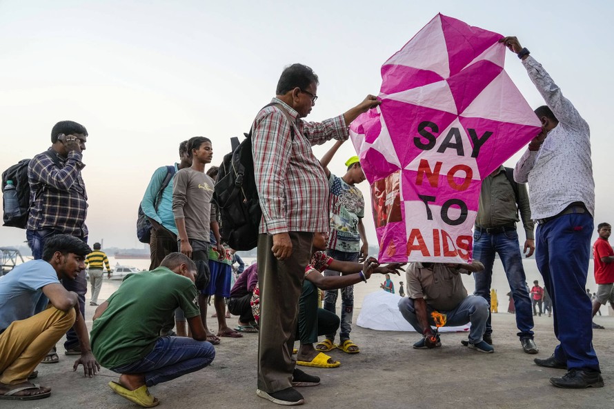 Hoạt động hưởng ứng Ngày Thế giới Phòng, Chống bệnh AIDS ở Ấn Độ. Ảnh: AP.