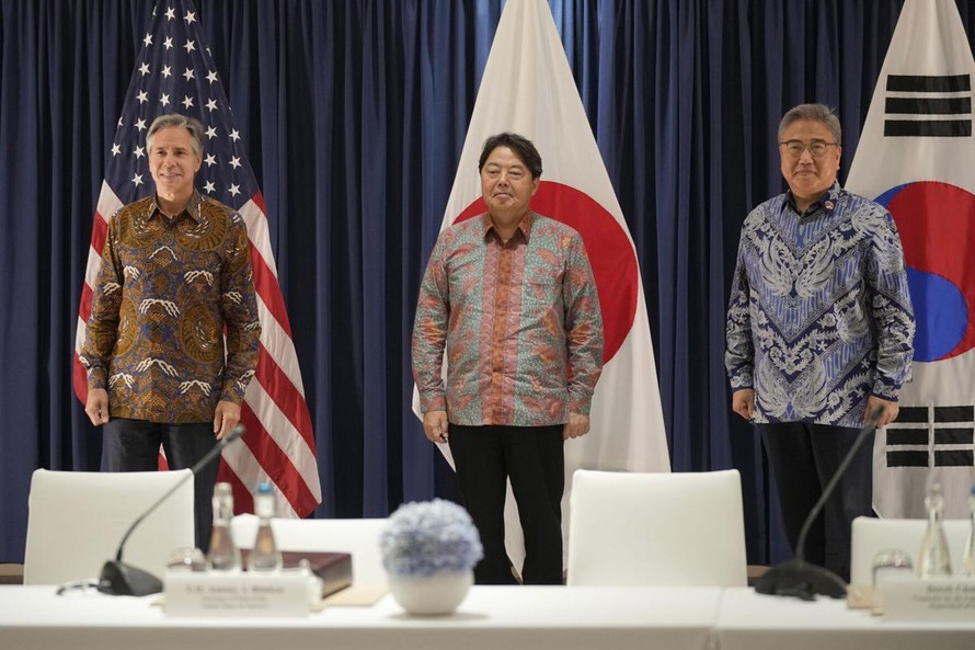 Ngoại trưởng Mỹ Antony Blinken, Ngoại trưởng Nhật Bản Yoshimasa Hayashi và Ngoại trưởng Hàn Quốc Park Jin tại cuộc gặp ở Jakarta, Indonesia ngày 14/7/2023. Ảnh: AP.