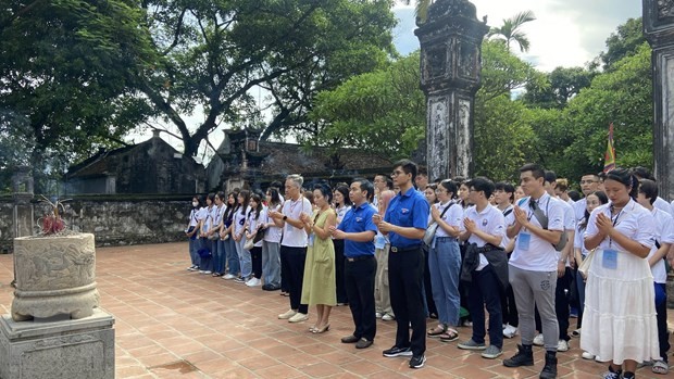 120 thanh niên, sinh viên Kiều bào tiêu biểu đến từ nhiều quốc gia và vùng lãnh thổ trên thế giới tham dự Lễ dâng hương tại Khu Di tích Quốc gia Đặc biệt Cố đô Hoa Lư. Ảnh: Hải Yến/TTXVN.