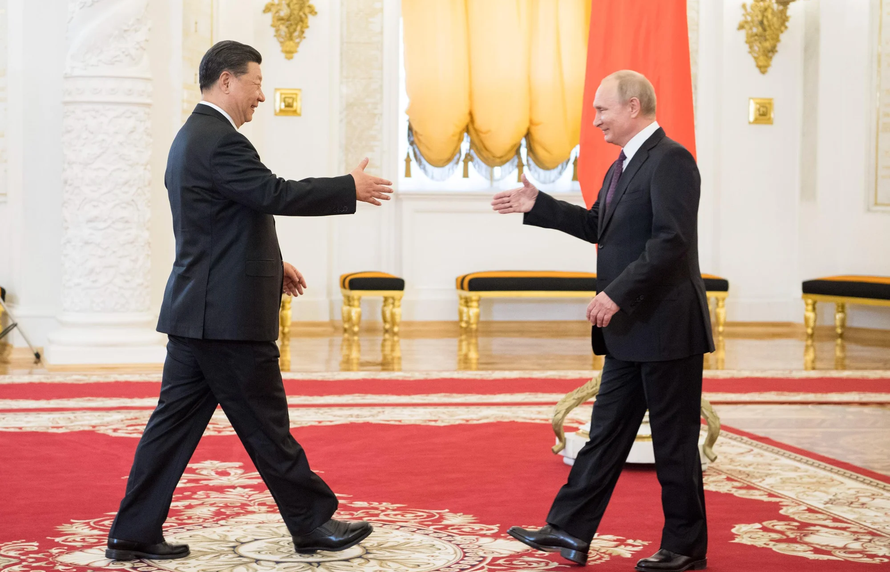 Tổng thống Nga Vladimir Putin (phải) và Chủ tịch Trung Quốc Tập Cận Bình.