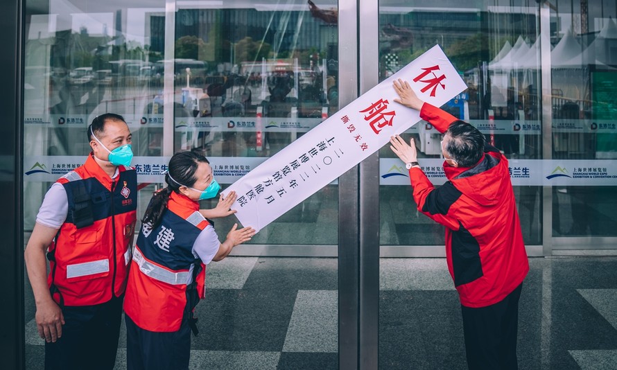 Niêm phong cổng một bệnh viện dã chiến tại Thượng Hải ngày 25/5/2022. Ảnh: Global Times