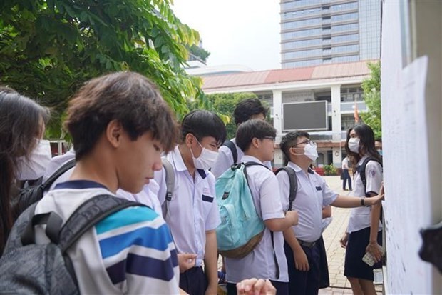Thí sinh xem thông tin phòng thi tại Điểm thi Trường Trung học Cơ sở Trần Văn Ơn, quận 1, Thành phố Hồ Chí Minh. Ảnh: Thu Hoài/TTXVN.