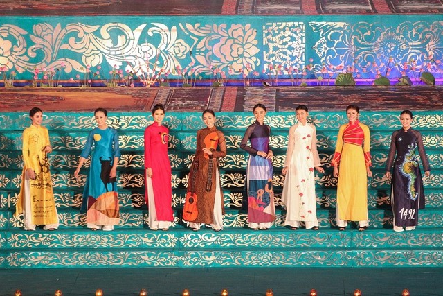Lễ hội áo dài Huế 2023 là một chương trình biểu diễn nghệ thuật áo dài độc đáo và mới lạ nhất từ trước tới nay - Ảnh: VGP/NA.