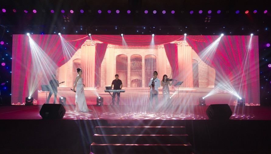 Ca sĩ Bằng Kiều và các nghệ sĩ đã có một đêm diễn ấn tượng tại sự kiện Dấu ấn 30.