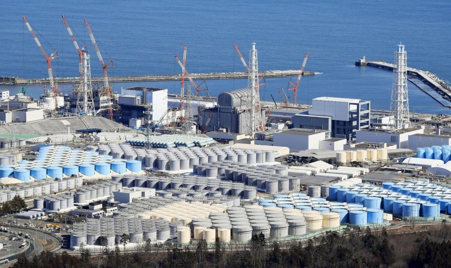 Các bể chứa nước thải tại nhà máy điện hạt nhân Fukushima, Nhật Bản.