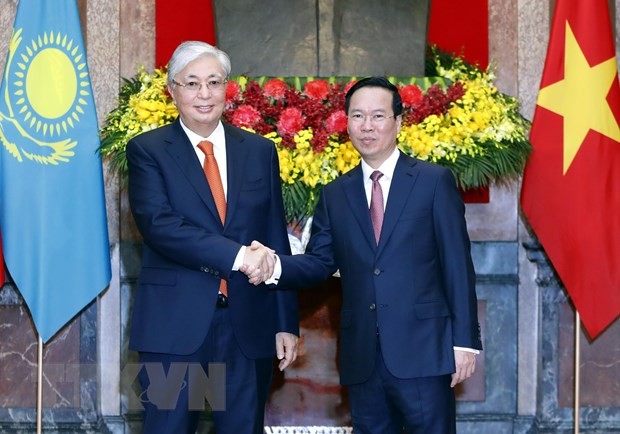 Chủ tịch nước Võ Văn Thưởng và Tổng thống Kazakhstan Kassym-Jomart Tokayev tại lễ đón. Ảnh: Thống Nhất/TTXVN.