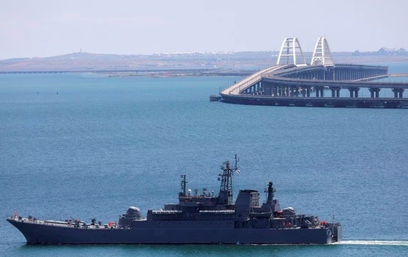 Một tàu đổ bộ của Hải quân Nga được triển khai gần cầu Crimea hôm 17/7. Ảnh minh hoạ: Reuters.