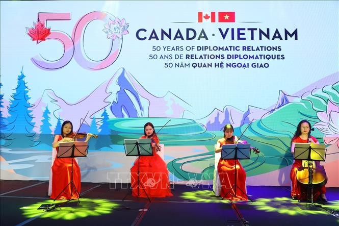 Tiết mục biểu diễn tại Lễ Kỷ niệm 50 năm quan hệ ngoại giao Việt Nam - Canada. Ảnh: Văn Điệp/TTXVN.