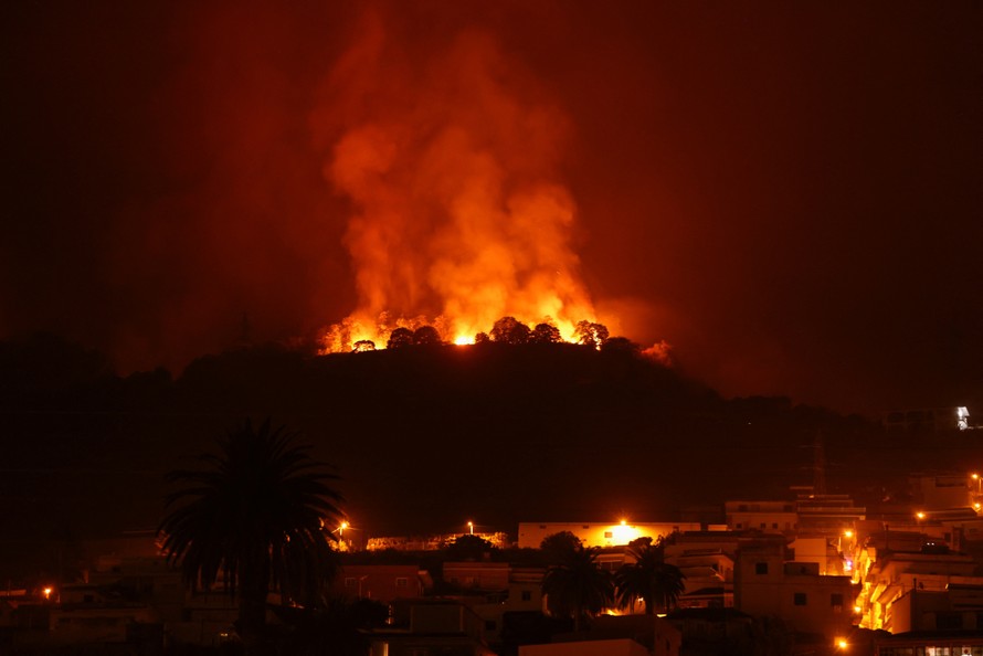 Khói bốc lên ngùn ngụt từ đám cháy rừng trên đảo Tenerife thuộc Quần đảo Canary của Tây Ban Nha. Ảnh: Reuters.