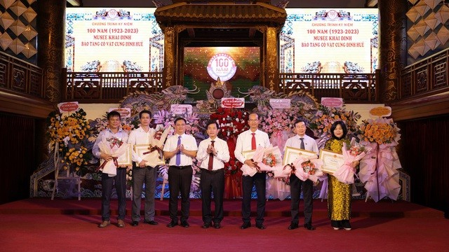 Chủ tịch UBND tỉnh Thừa Thiên Huế Nguyễn Văn Phương tặng bằng khen cho tập thể có thành tích xuất sắc trong sự nghiệp bảo tồn và phát huy giá trị di sản văn hoá cố đô Huế - Ảnh: VGP/Nhật Anh.