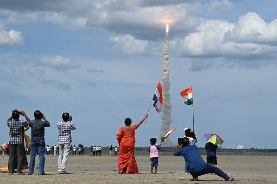 Ấn Độ phóng tên lửa vào ngày 14/7 mang theo tàu vũ trụ không người lái đáp xuống mặt trăng. Ảnh: NYT