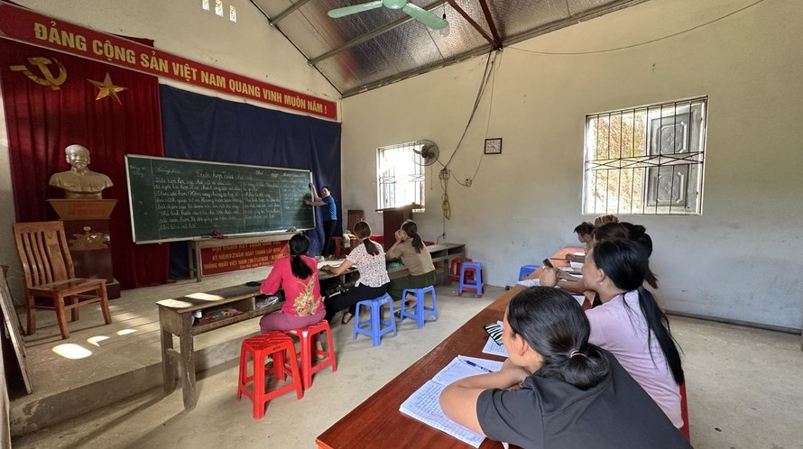 Lớp học xóa mù chữ tại xã Bằng Phúc, huyện Chợ Đồn, Bắc Kạn. Ảnh: TTXVN.